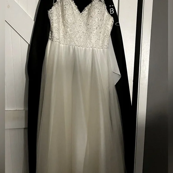 Brand new wedding dress with tags - Picture 1 of 4